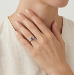 Charming white gold diamond ring with tanzanite