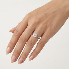 Anillo de plata con engaste de cuatro garras