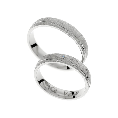Ringe aus mattem Weißgold mit und ohne Herz