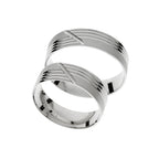 Bague de mariage en or blanc avec gravure linéaire.