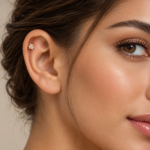 Piercing ze žlutého zlata s bagetovými a kulatým zirkonem
