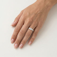 Dreistein-Akzent-Diamant-Verlobungsring