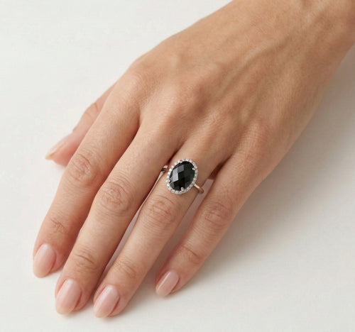 Halo-Oval-Onyx-Ring aus Weißgold