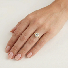 Bague en or avec cristal ovale serti en chaton