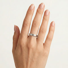 Snubní prsten z bílého zlata s diamanty