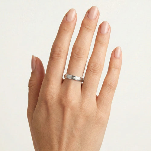 Snubní prsten z bílého zlata s diamanty