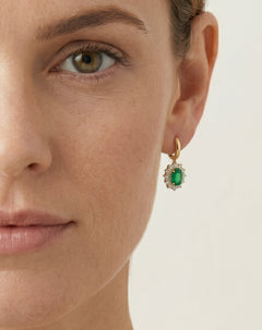 Elegantní zlaté visací náušnice s diamanty a smaragdy