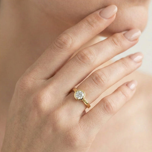 Zlatý prsten s kubickými zirkony osazený v lunetě