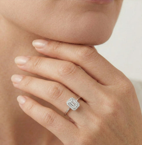 Obdélníkový prsten z bílého zlata se zirkony