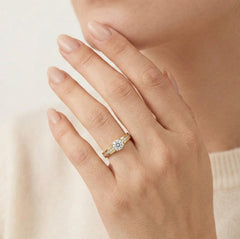 Zlatý prsten se současným akcentem