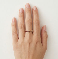 Bague simple en forme de V avec grenat