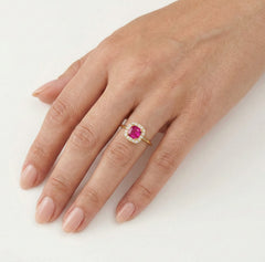Zlatý prsten s cushion syntetickým rubínem