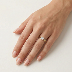 Výrazný dvouřadý zlatý prsten