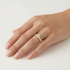 Důrazný zlatý prsten s pavé obroučkou