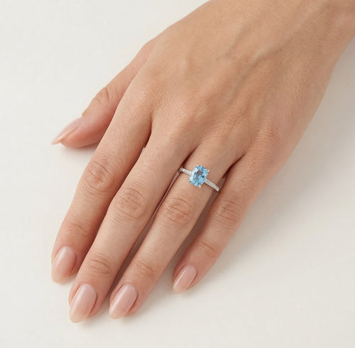 Blauer Topas-Ring im Smaragdschliff mit Diamanten