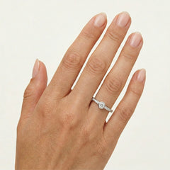 Verlobungsring mit Diamant und Zargenfassung-Akzent