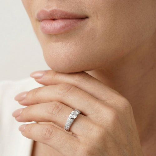 Anillo de compromiso con diamante engastado en semi bisel