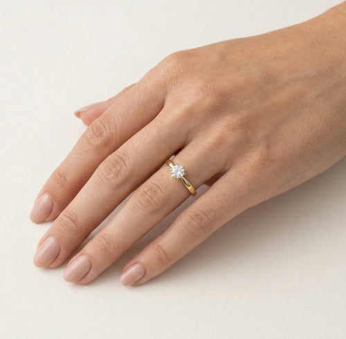 Zlatý tenký prsten se solitérem a šesti krapnami