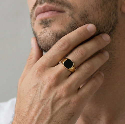 Quadratischer Ring aus goldfarbenem Emaille