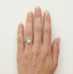 Leštěný třpytivý prsten bílé zlato