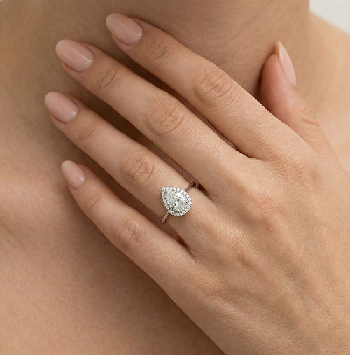 Anillo de circonita cúbica en corte pera y oro blanco