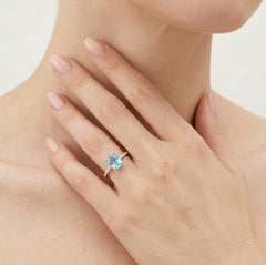 Blauer Topas-Ring im Smaragdschliff mit Diamanten