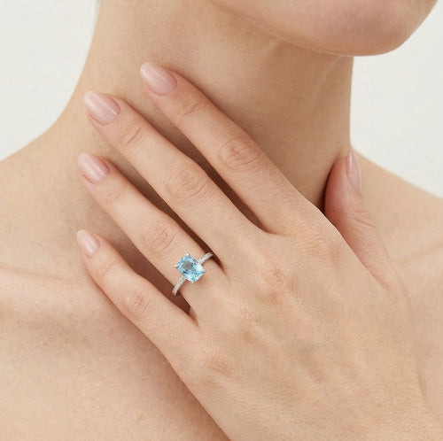Blauer Topas-Ring im Smaragdschliff mit Diamanten
