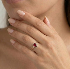 Zlatý prsten se syntetickým rubínem