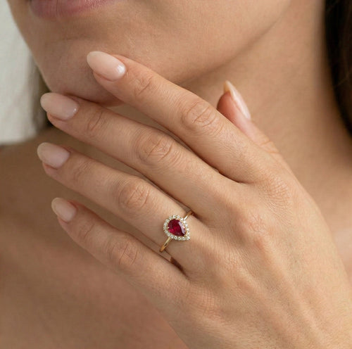 Zlatý prsten se syntetickým rubínem