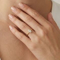 Zlatý prsten s oválným kubickým zirkonem