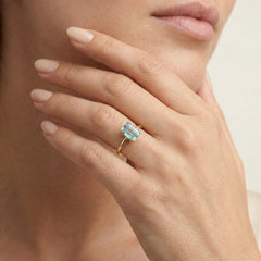 Anillo de oro con topacio azul