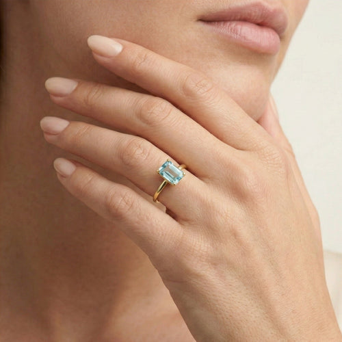 Anillo de oro con topacio azul