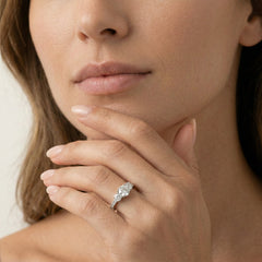 Dreistein-Akzent-Diamant-Verlobungsring