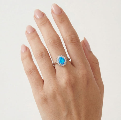 Schicker Damenring aus Silber mit blauem Opal