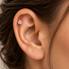 Piercing ze žlutého zlata s bagetovými a kulatým zirkonem
