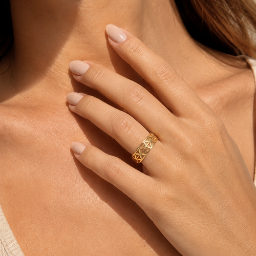 Prsten ze žlutého zlata s prořezávaným květinovým vzorem
