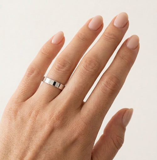 Elegante gebogene Weißgold-Eheringe