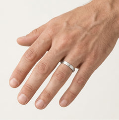 Petite bague de mariage en or blanc