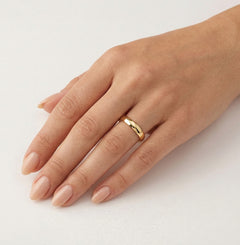 Anillo de boda elegante y ancho de oro amarillo