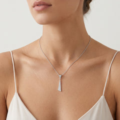 Pendentif triangle en argent avec zirconium.