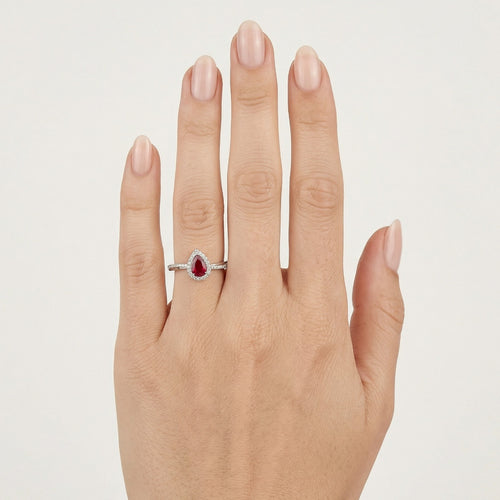 Sofisticado anillo de diamante y rubí de 18 quilates