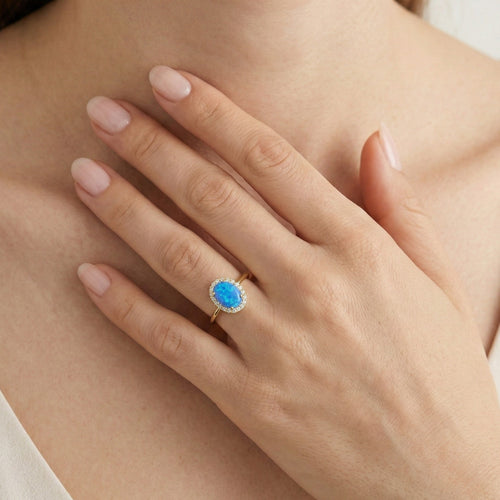 Zlatý prsten s oválným modrým opálem