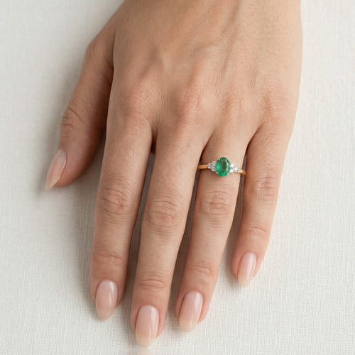 Eleganter 18kt Goldring mit Diamant und ovalem Smaragd