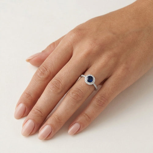 Anillo chic para mujer en plata con zafiro sintético y circonitas cúbicas