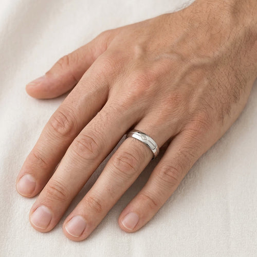 Eleganter Weißgold-Ehering mit einzigartiger Gravur