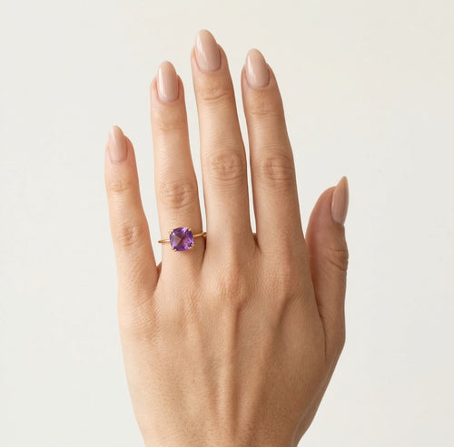 Gelbgoldring mit lila Topas