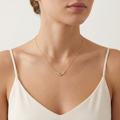 Goldene Halskette mit Engelsflügeln und zweifarbigen Herzen