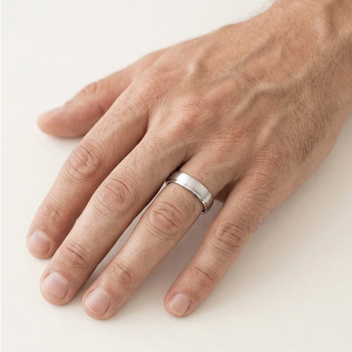 Alliance en or blanc mat avec diamants