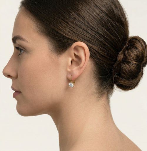 Goldene Hängeohrringe mit vier Krappen