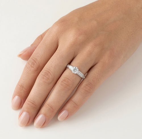 Bague éclatante en or blanc avec diamants